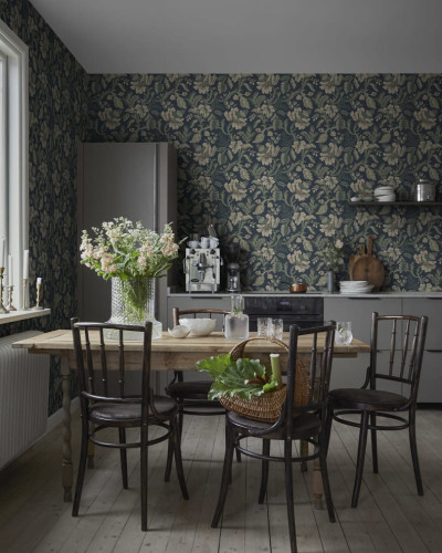 Tapet floral Midnight Blue, cu design clasic, culoare albastru inchis, ideal pentru living sau dormitor.