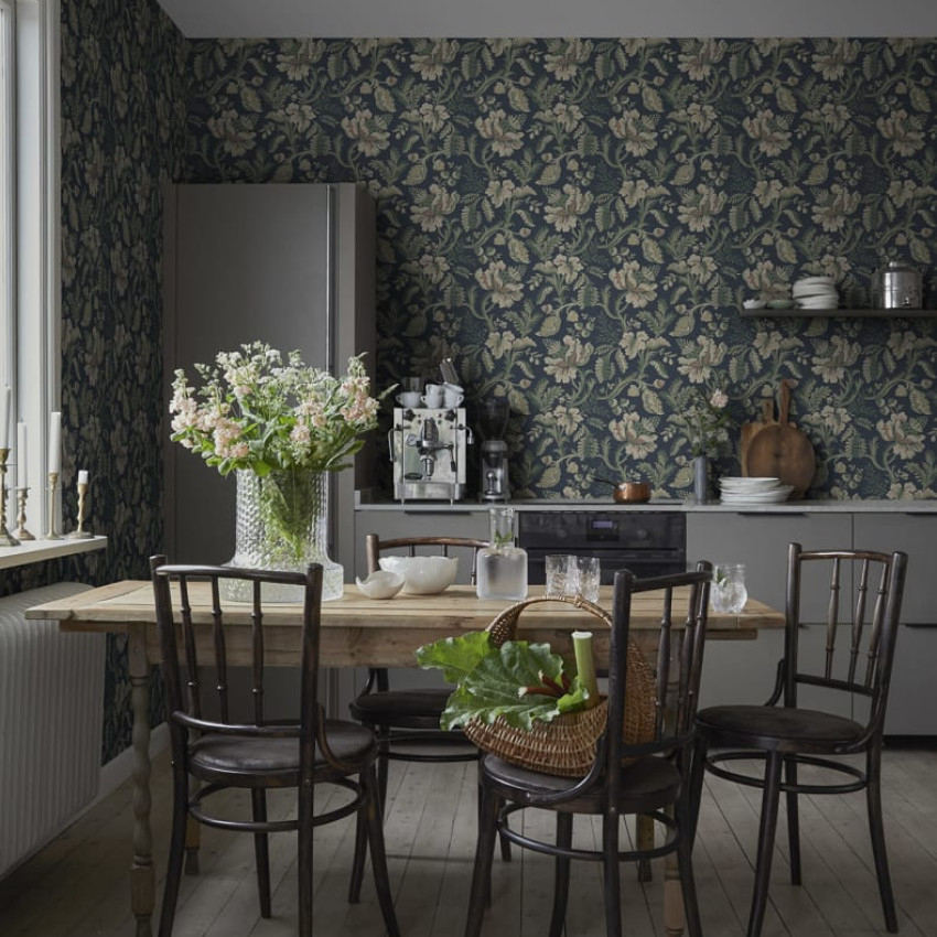 Tapet floral Midnight Blue, cu design clasic, culoare albastru inchis, ideal pentru living sau dormitor.