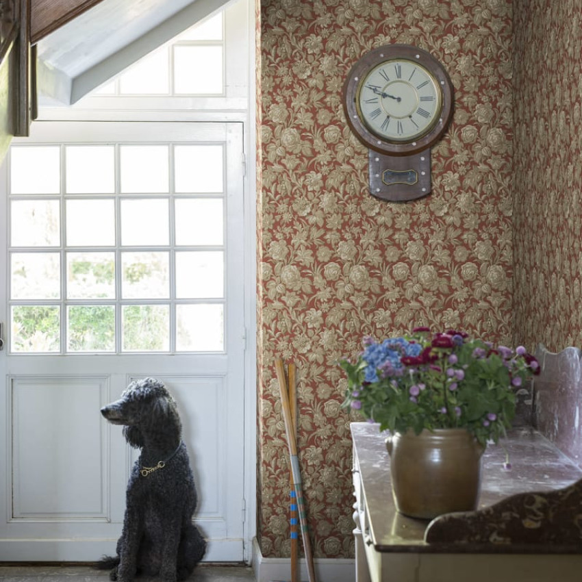 Tapet lavabil cu design floral clasic, cu nuanțe de roșu și auriu. Tapetul este prezentat în interiorul unei case, pe peretele unei scări.
