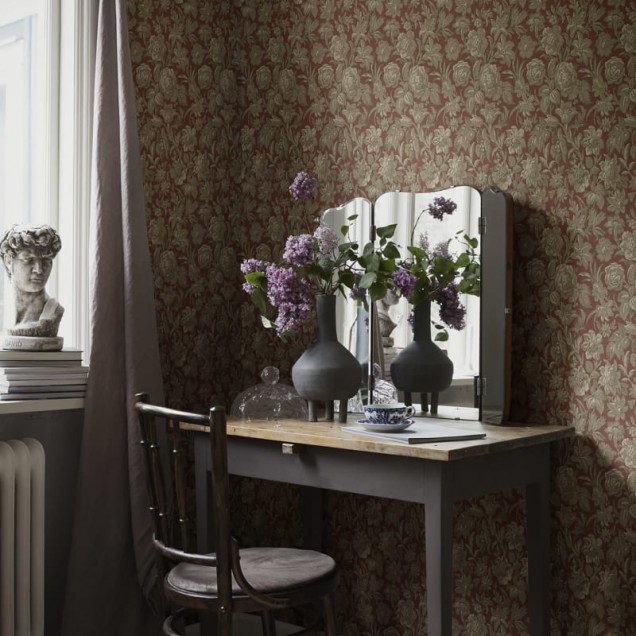 Tapet lavabil cu design floral clasic, cu nuanțe de roșu și auriu. Tapetul este prezentat în interiorul unei case, pe peretele unei scări.