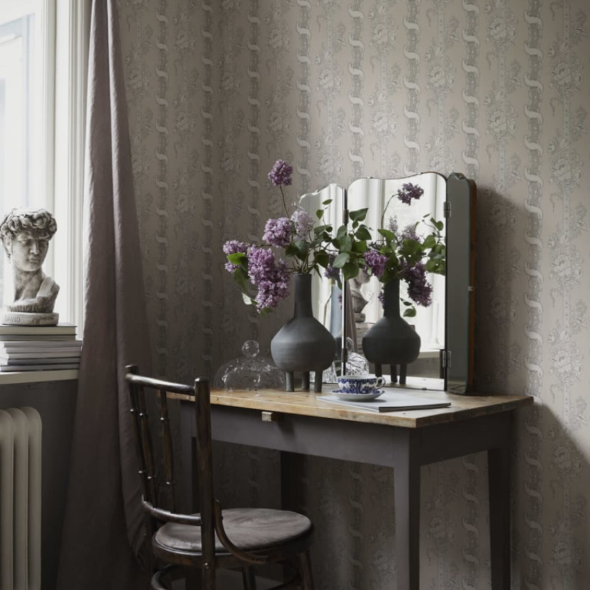 Tapet Alexandra Misty Blue cu design floral delicat in nuante de albastru cenusiu.