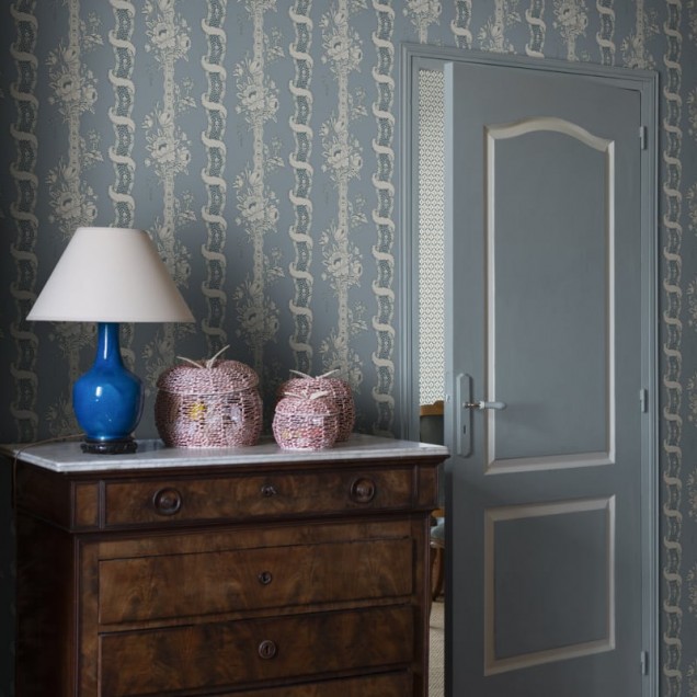Tapet Alexandra Misty Blue cu design floral delicat in nuante de albastru cenusiu.