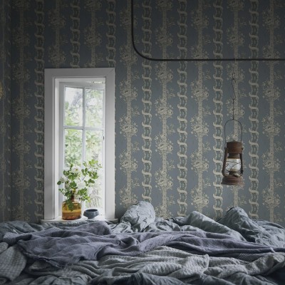 Tapet Alexandra Misty Blue cu design floral delicat in nuante de albastru cenusiu.