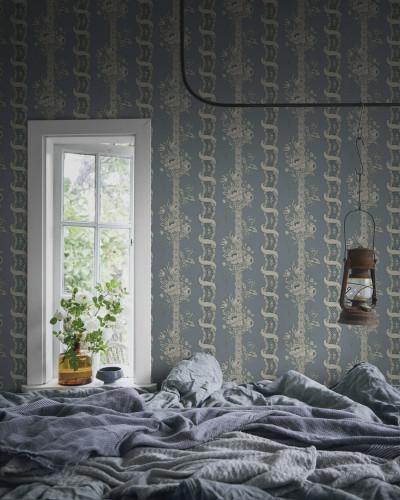 Tapet Alexandra Misty Blue cu design floral delicat in nuante de albastru cenusiu.