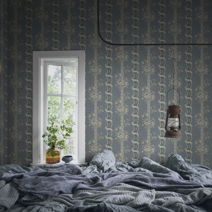 Tapet Alexandra Misty Blue cu design floral delicat in nuante de albastru cenusiu.