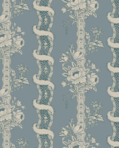 Tapet Alexandra Misty Blue cu design floral delicat in nuante de albastru cenusiu.