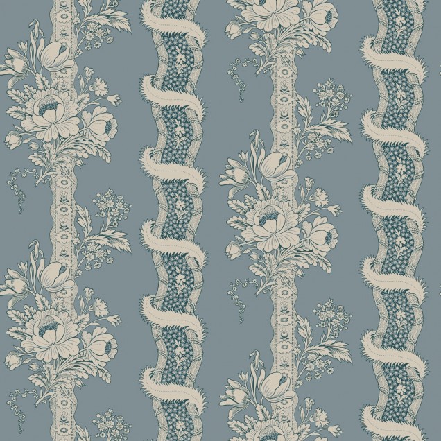 Tapet Alexandra Misty Blue cu design floral delicat in nuante de albastru cenusiu.