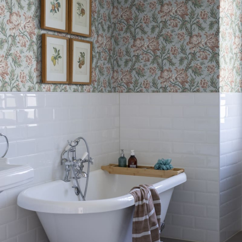 Tapet floral indigo cu flori delicate, de culoare roz pal, pe un fundal gri-albăstrui.