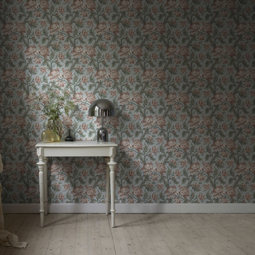 Tapet lavabil cu flori delicate in nuante de albastru deschis si roz pastelat.