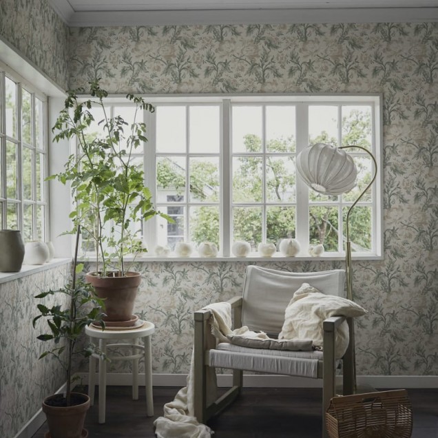 Tapet cu model floral delicat, ideal pentru dormitoare, livinguri sau holuri.