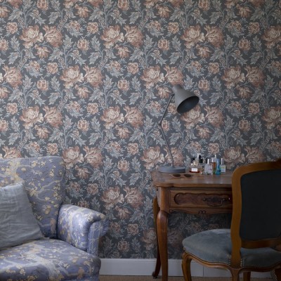 Tapet floral indigo cu flori delicate, de culoare roz pal, pe un fundal gri-albăstrui.