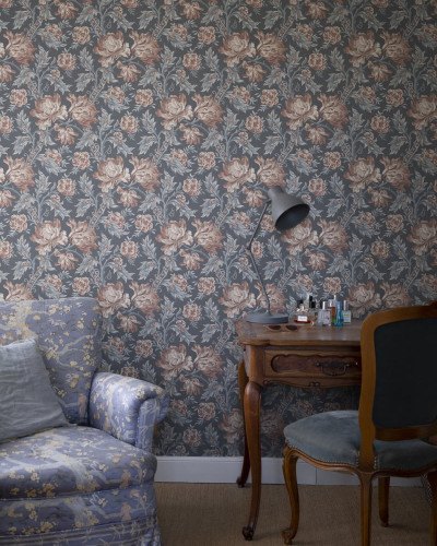 Tapet floral indigo cu flori delicate, de culoare roz pal, pe un fundal gri-albăstrui.