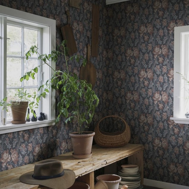 Tapet floral indigo cu flori delicate, de culoare roz pal, pe un fundal gri-albăstrui.