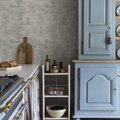 Tapet lavabil cu design de inspirație rurală, cu un  peisaj  de  câmp  cu  arbori  și  păsări,  în  nuante  de albastru indigo. Tapetul este perfect pentru a crea o atmosferă relaxantă și primitoare.