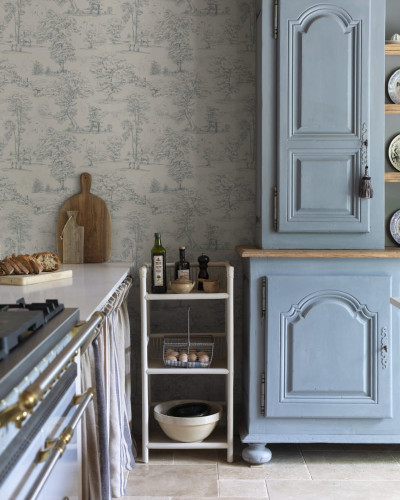 Tapet lavabil cu design de inspirație rurală, cu un  peisaj  de  câmp  cu  arbori  și  păsări,  în  nuante  de albastru indigo. Tapetul este perfect pentru a crea o atmosferă relaxantă și primitoare.
