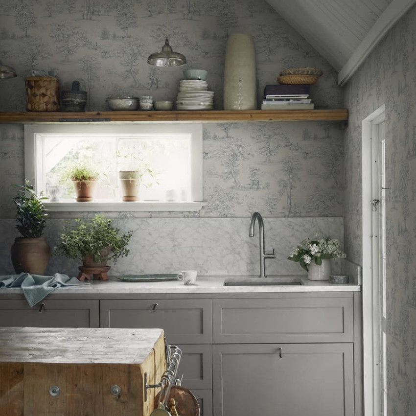 Wallpaper lavabil cu design elegant de copaci in nuante de rosu pe fundal alb crem.