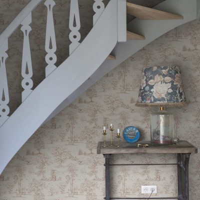 Wallpaper lavabil cu design elegant de copaci in nuante de rosu pe fundal alb crem.
