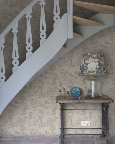 Wallpaper lavabil cu design elegant de copaci in nuante de rosu pe fundal alb crem.