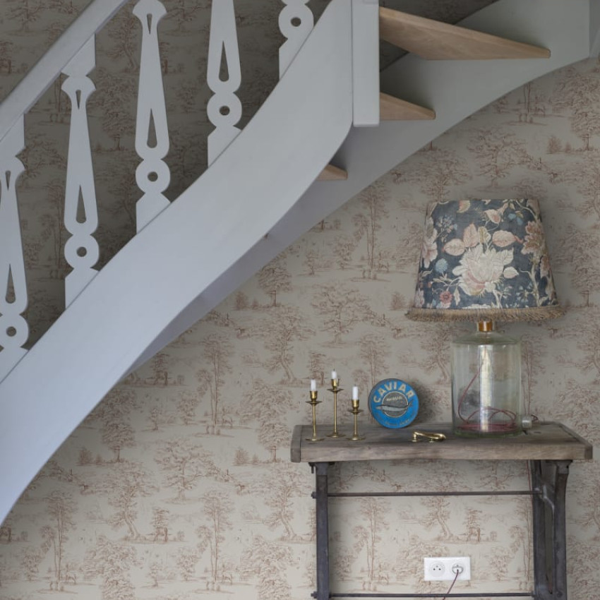 Wallpaper lavabil cu design elegant de copaci in nuante de rosu pe fundal alb crem.