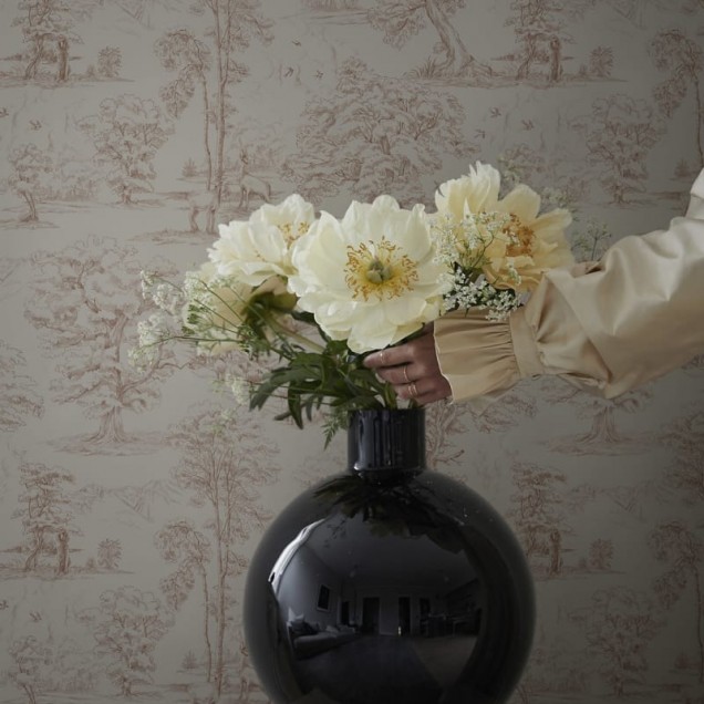 Wallpaper lavabil cu design elegant de copaci in nuante de rosu pe fundal alb crem.
