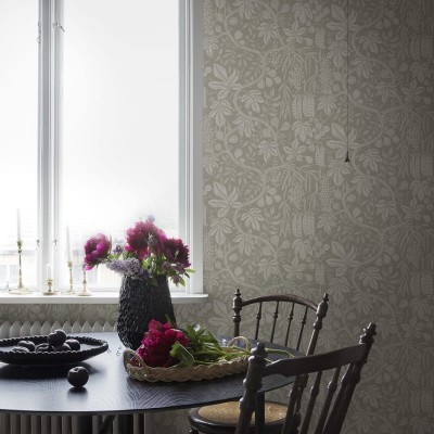 Tapet cu model floral delicat, în tonuri de verde și gri. Perfect pentru a adăuga o notă de eleganță și rafinament oricărei camere.