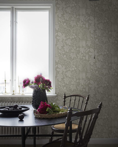 Tapet cu model floral delicat, în tonuri de verde și gri. Perfect pentru a adăuga o notă de eleganță și rafinament oricărei camere.