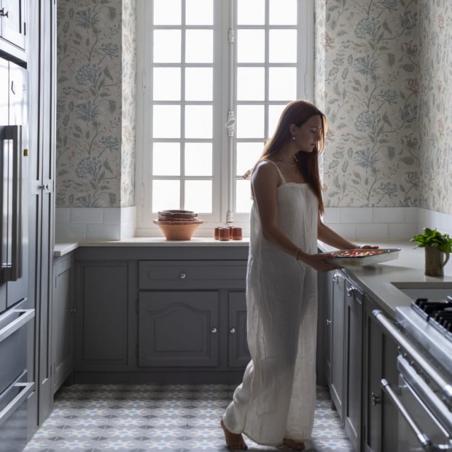 Tapet floral cu flori delicate, culori pastelate, în camera de zi