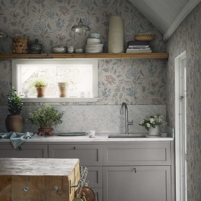 Tapet floral cu flori delicate, culori pastelate, în camera de zi