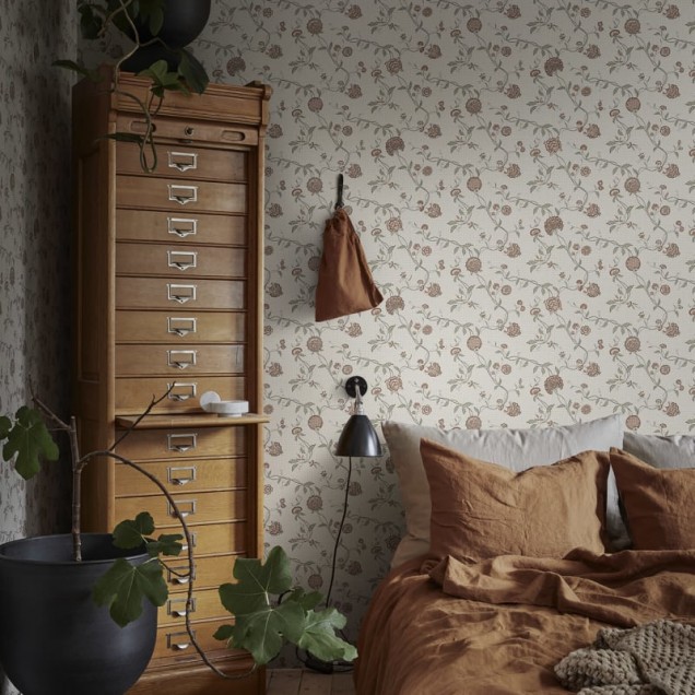 Tapet floral Adelaide Terracotta, cu flori delicate și elegante, pe un fundal terracotta.