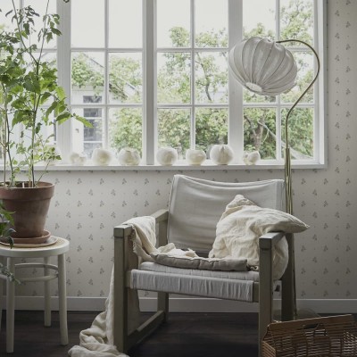 Tapet cu model delicat de flori, perfect pentru a crea o atmosferă calmă și primitoare.