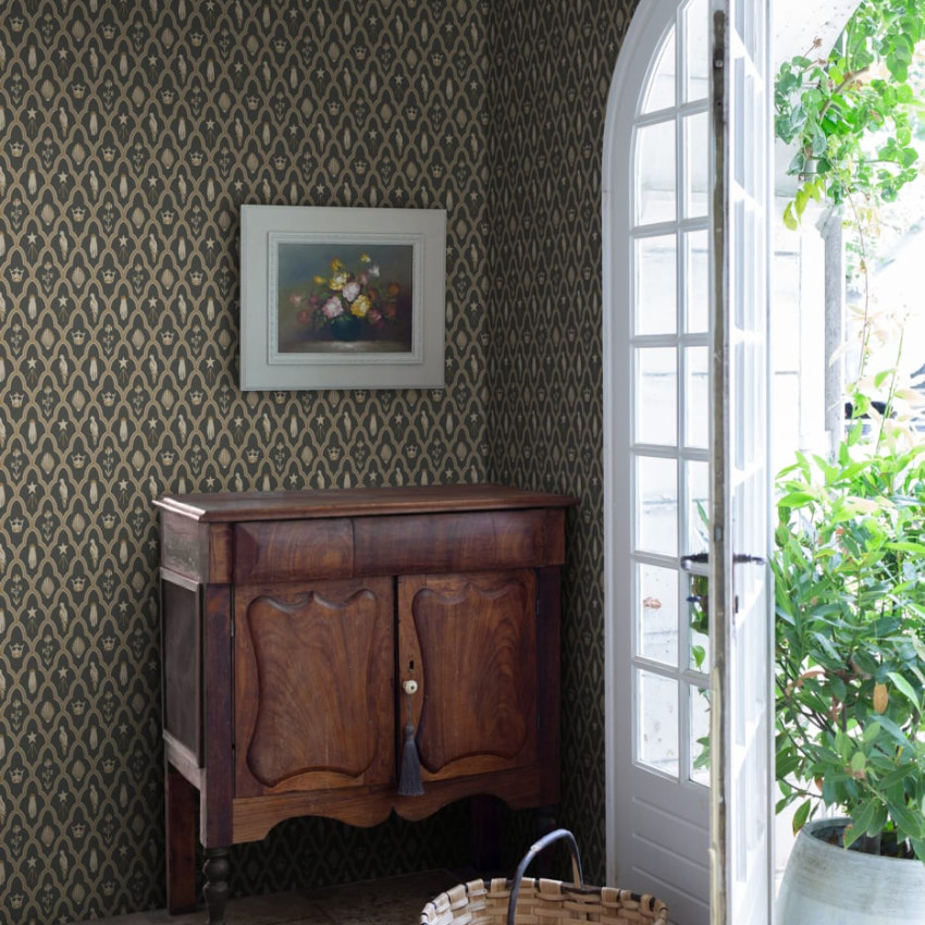 Tapet Turtledove Barn Indigo Blue, cu un design delicat cu motive florale, în nuanțe de albastru pastel.