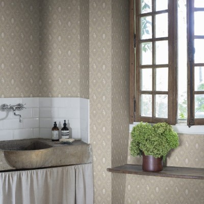 Tapet lavabil Turtledove Barn Grey, cu model delicat, in nuante de gri si bej.