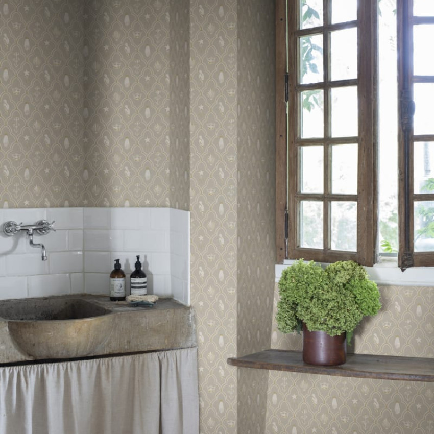 Tapet lavabil Turtledove Barn Grey, cu model delicat, in nuante de gri si bej.
