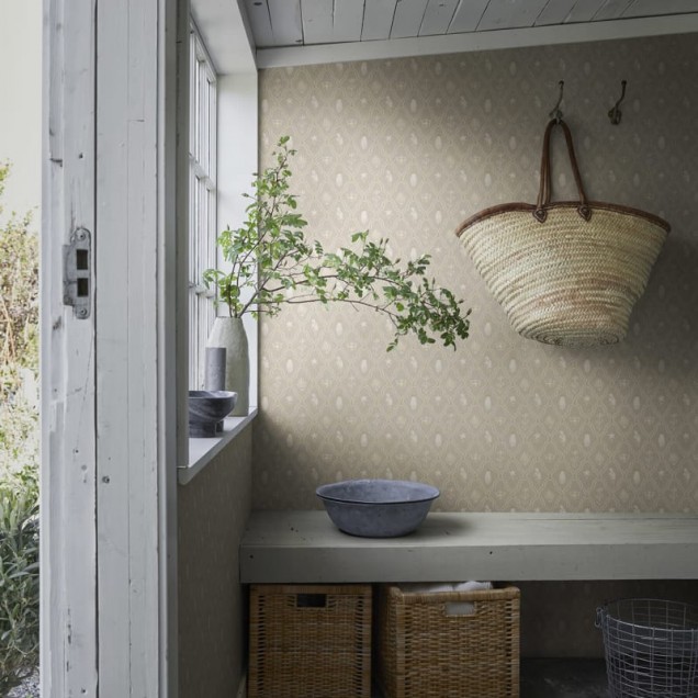 Tapet lavabil Turtledove Barn Grey, cu model delicat, in nuante de gri si bej.