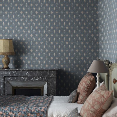 Tapet Turtledove Barn Indigo Blue, cu un design delicat cu motive florale, în nuanțe de albastru pastel.
