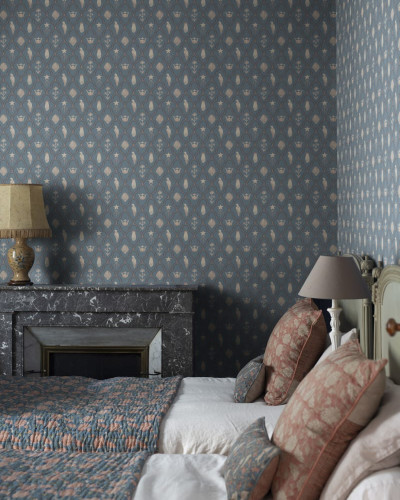 Tapet Turtledove Barn Indigo Blue, cu un design delicat cu motive florale, în nuanțe de albastru pastel.