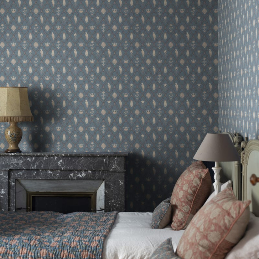 Tapet Turtledove Barn Indigo Blue, cu un design delicat cu motive florale, în nuanțe de albastru pastel.