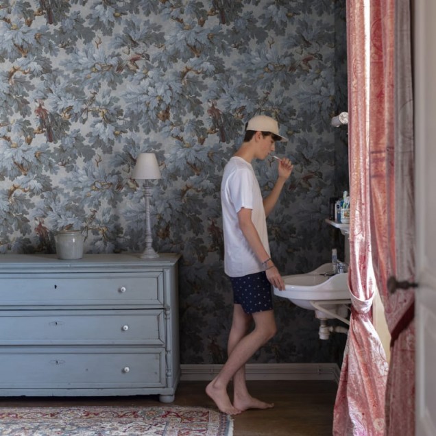 Tapet cu imprimeu floral Misty Blue, perfect pentru a crea un decor elegant și primitor.