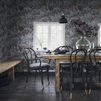 Tapet cu imprimeu floral Misty Blue, perfect pentru a crea un decor elegant și primitor.