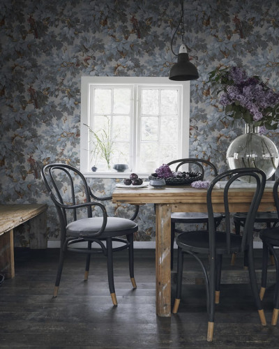 Tapet cu imprimeu floral Misty Blue, perfect pentru a crea un decor elegant și primitor.