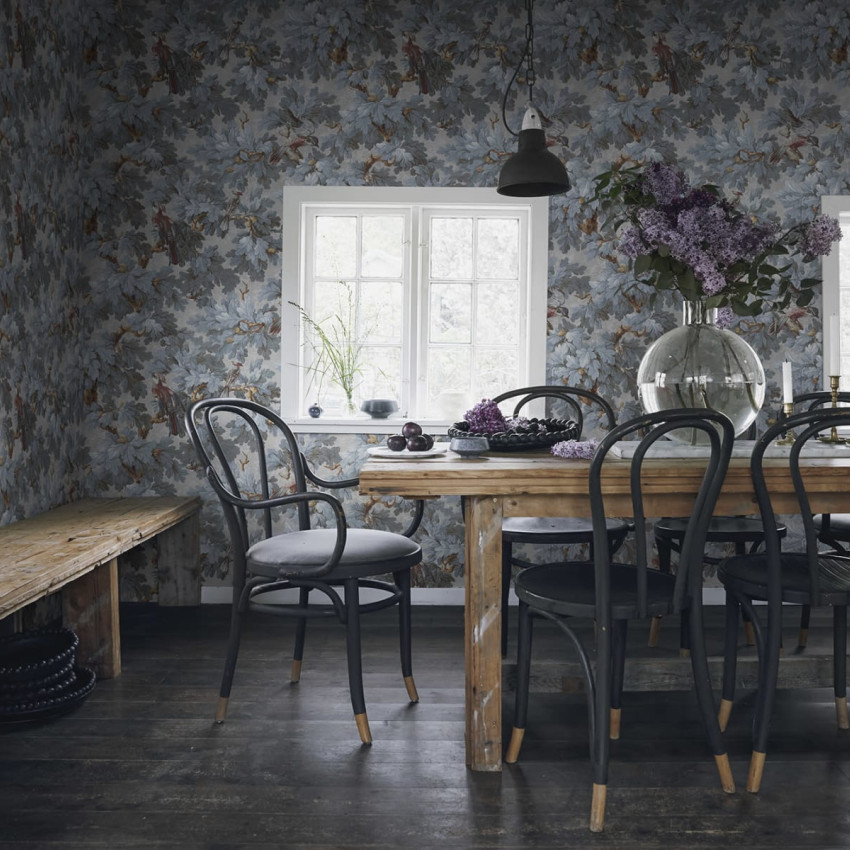 Tapet cu imprimeu floral Misty Blue, perfect pentru a crea un decor elegant și primitor.