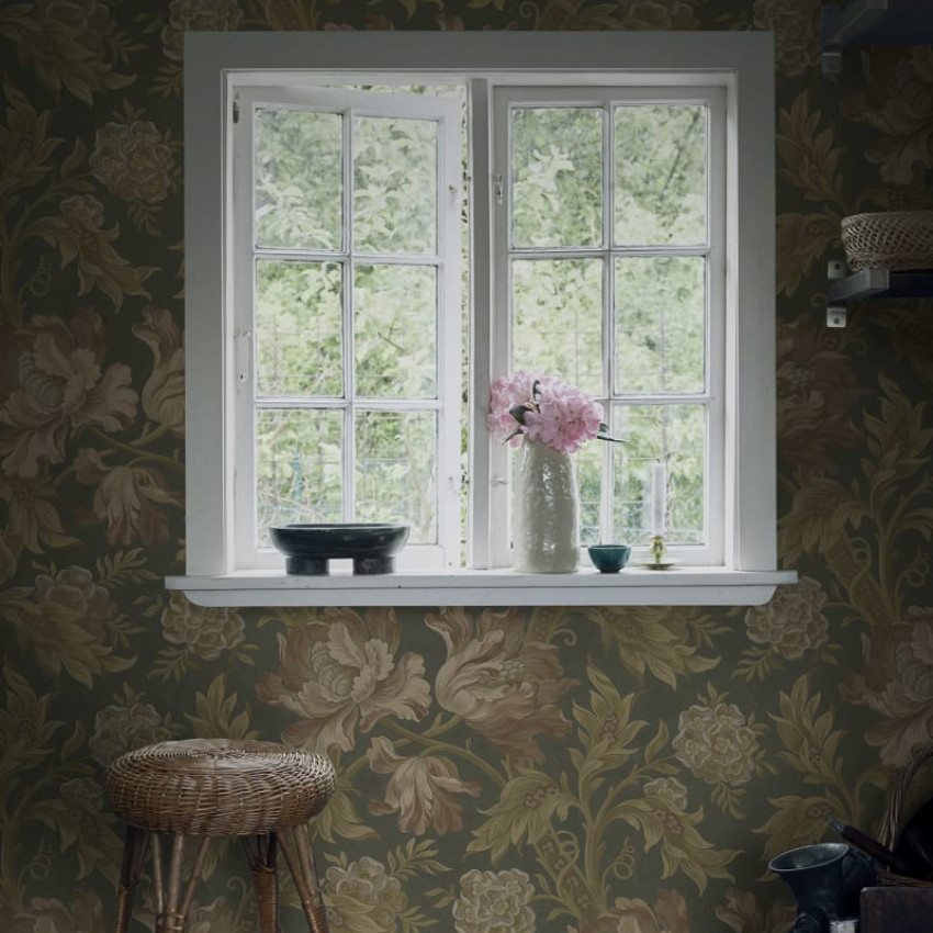 Tapet lavabil cu flori delicate de un albastru estompat, folosit într-un decor modern