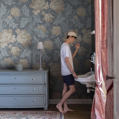 Tapet lavabil cu flori delicate de un albastru estompat, folosit într-un decor modern