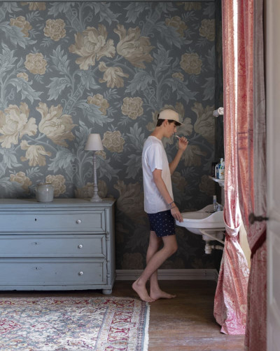 Tapet lavabil cu flori delicate de un albastru estompat, folosit într-un decor modern