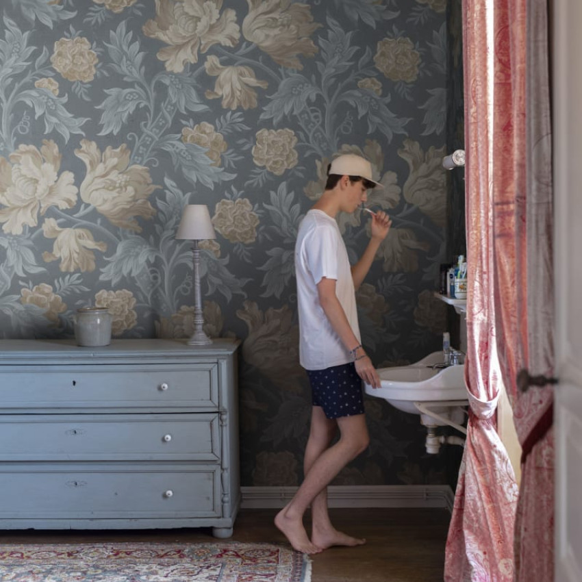 Tapet lavabil cu flori delicate de un albastru estompat, folosit într-un decor modern
