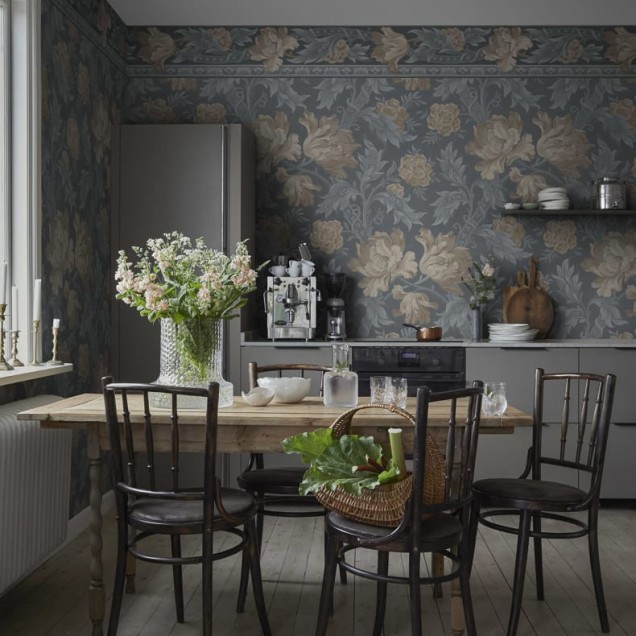 Tapet lavabil cu flori delicate de un albastru estompat, folosit într-un decor modern
