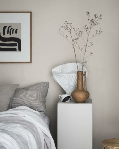 Un dormitor modern cu pereții decorați cu  Linne Sandstone.