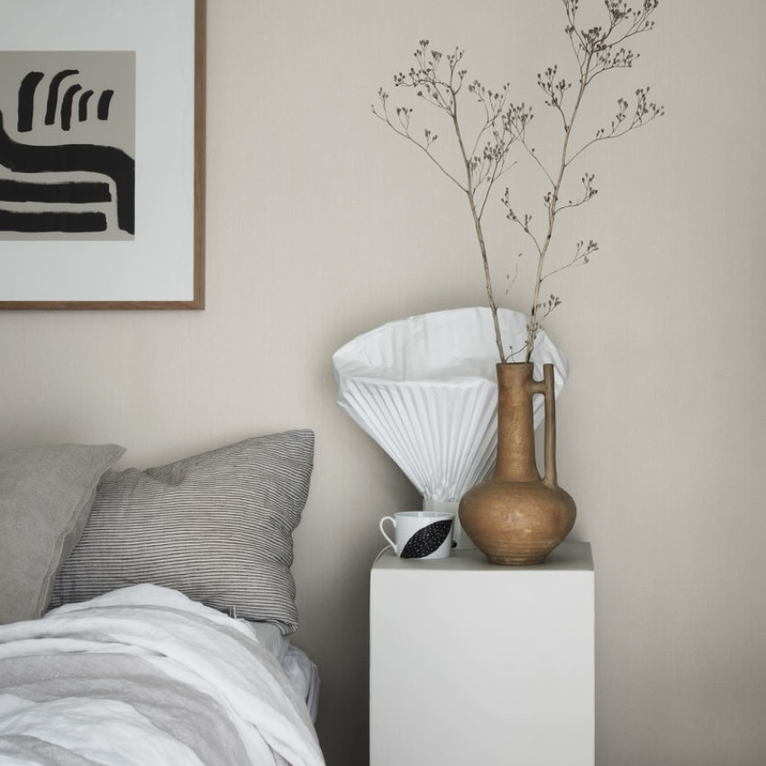 Un dormitor modern cu pereții decorați cu  Linne Sandstone.