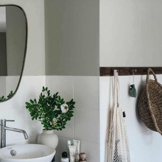 Tapet lavabil cu design floral elegant, in nuante de verde deschis, decorat cu flori subtile. Tapetul este perfect pentru dormitor, living, sau hol.