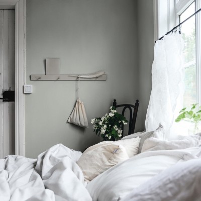 Tapet lavabil cu design floral elegant, in nuante de verde deschis, decorat cu flori subtile. Tapetul este perfect pentru dormitor, living, sau hol.